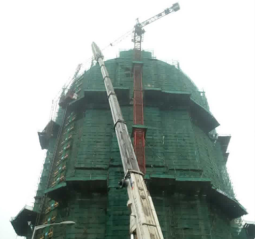浑源吊车在工地上作业